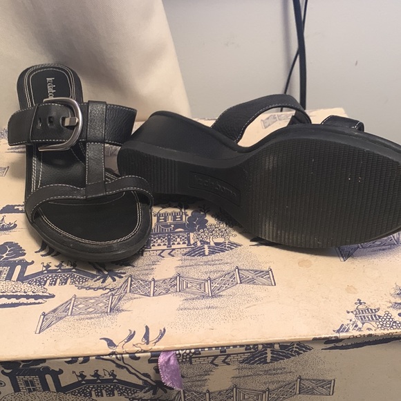 Liz Claiborne adjustable buckle sandals - Picture 4 of 5